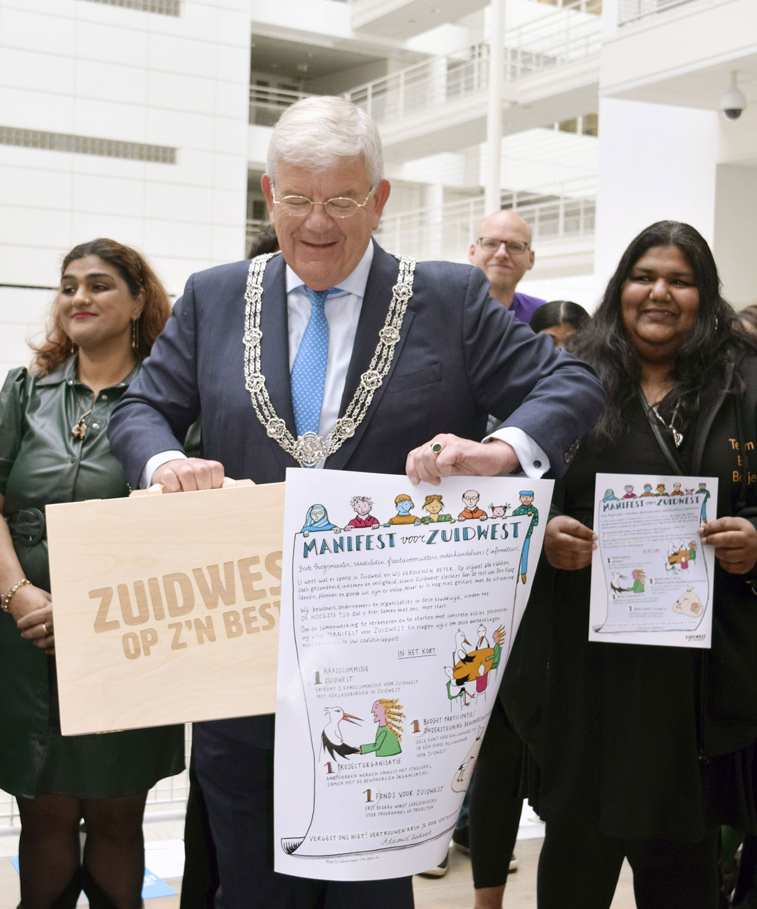 Manifest voor Zuidwest overhandiging M-space Maartje Schuurmans